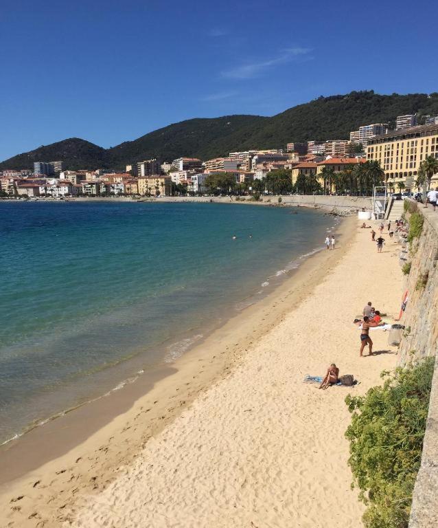 VIEILLE VILLE D AJACCIO POUR 3 PERs A 300M DU PORT ET A 15 MN DE LAEROPORT PROCHES DE PLUS BELLES PLAGES ET TTES COMMODITES A PROXIMITE Exterior foto